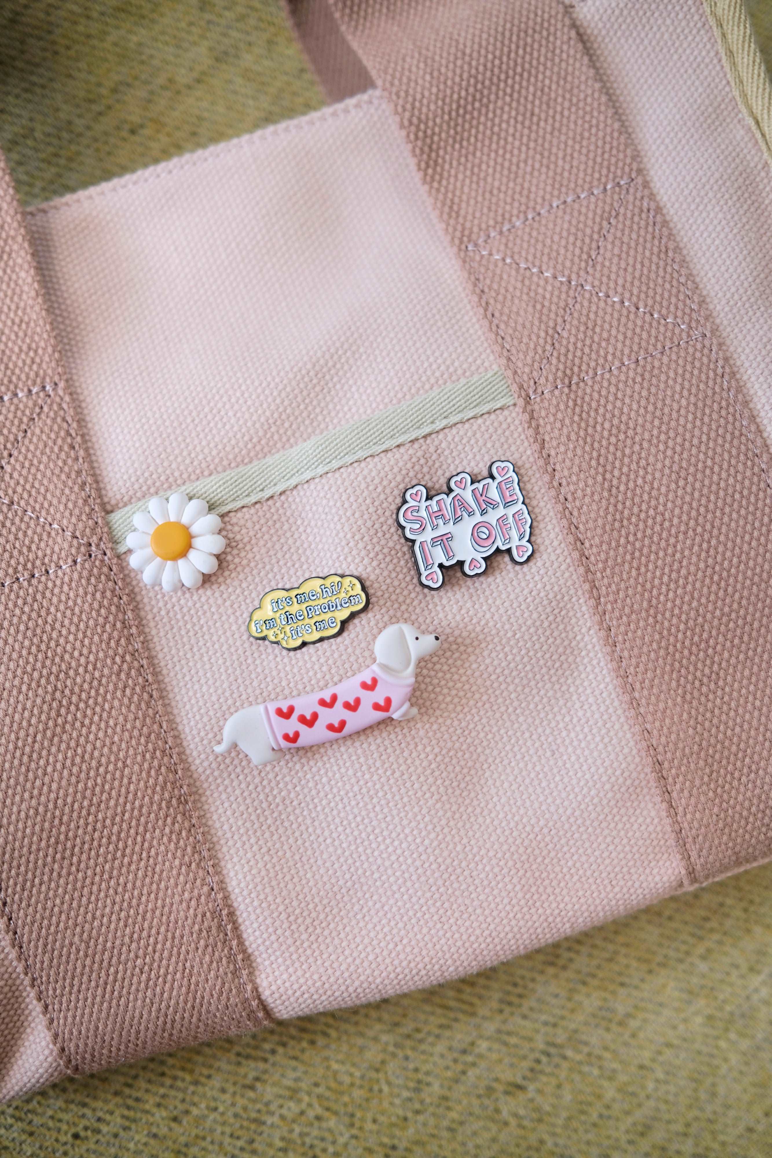 "It's me, hi!" Enamel Pin - Image 4
