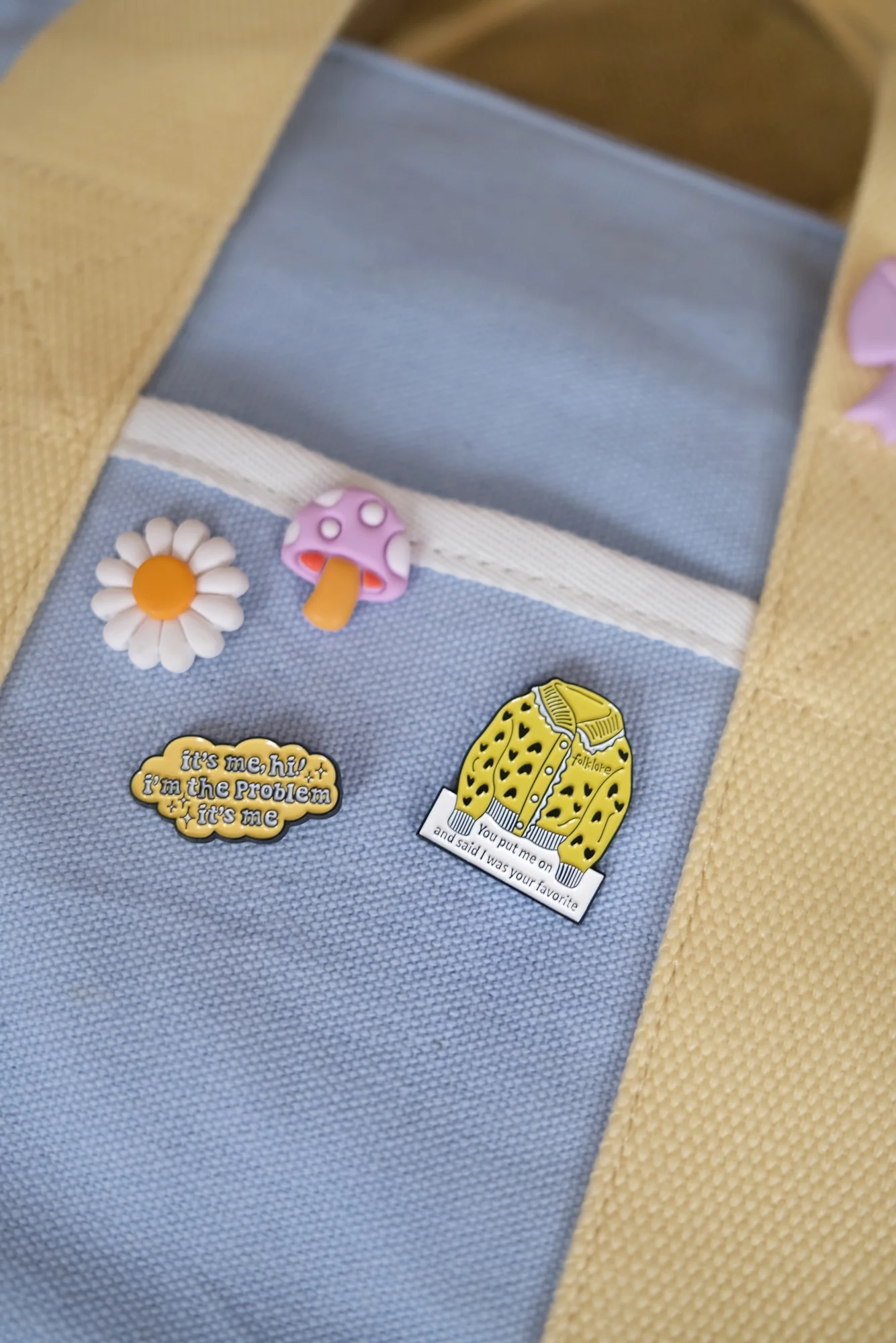 "It's me, hi!" Enamel Pin - Image 5